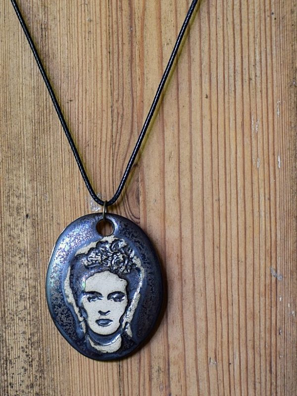 Ceramiczny wisior "Frida".